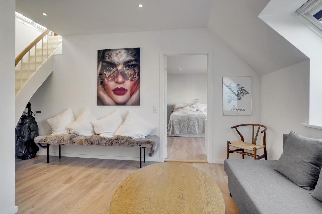 Bath Tub Penthouse In The City Aalborg Esterno foto